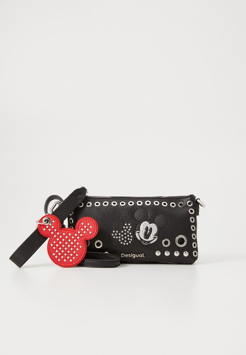 Pochette nera con zip realizzata in materiale sintetico, caratterizzata da borchie argentate e decorazioni di Topolino, tra cui un'etichetta rossa a forma di Topolino.