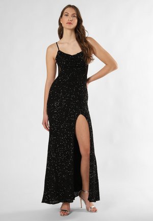 Schwarzes, glitzerndes Abendkleid mit Schalkragen, dünnen Trägern und einem hohen Schlitz bis zum Oberschenkel. Enganliegendes Design, bodenlang, strukturierte Oberfläche.
