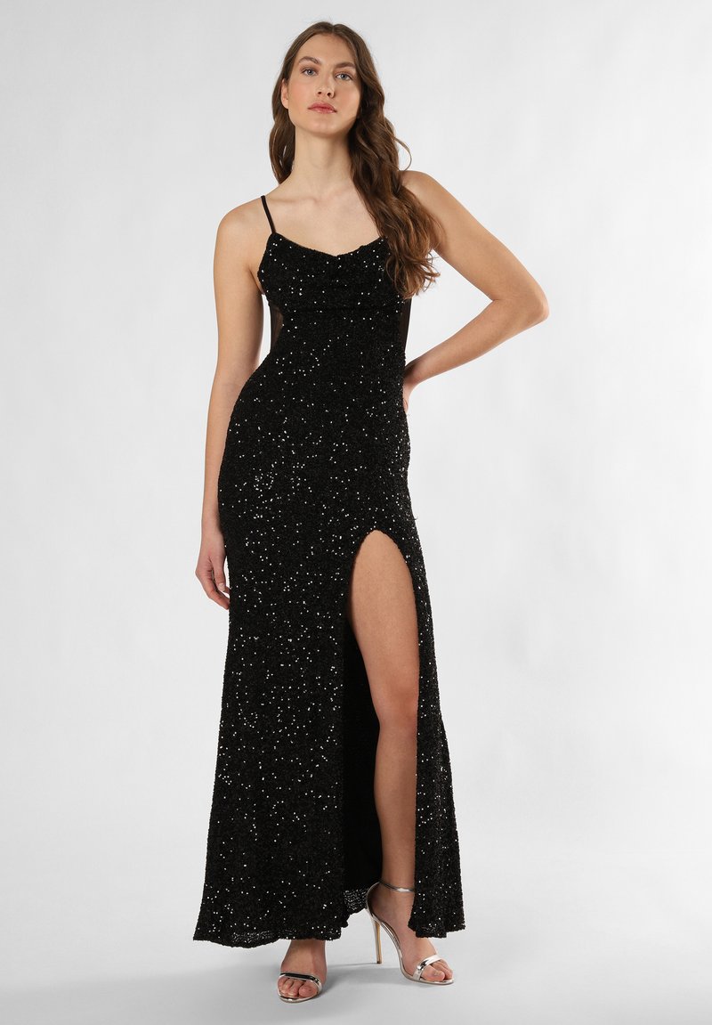 Schwarzes, glitzerndes Abendkleid mit Schalkragen, dünnen Trägern und einem hohen Schlitz bis zum Oberschenkel. Enganliegendes Design, bodenlang, strukturierte Oberfläche.