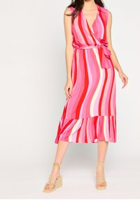 Sukienka bez rękawów w różowe, czerwone i kremowe paski. Zwiewny, sięgający do kolan fason z falbaną u dołu i związaną talią.