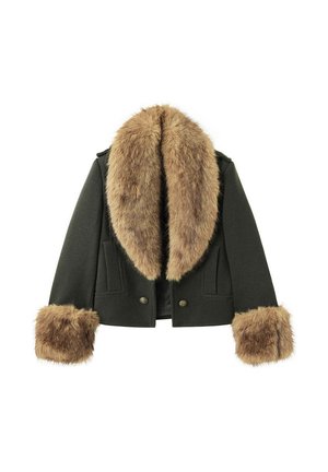 Chaqueta corta verde oscuro con gran cuello de piel sintética marrón y puños de piel a juego en las mangas.