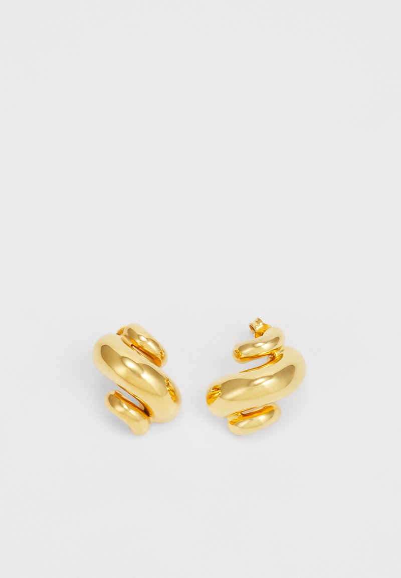 Pendientes de aro en espiral dorados con un acabado suave y pulido, que presentan un diseño curvilíneo y una forma gruesa y robusta para un look audaz.
