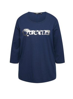 Dunkelblaue Baumwoll-T-Shirt mit Dreiviertelärmeln, das ein metallisches silbernes "Queens"-Grafikmotiv auf der Vorderseite zeigt. Runder Halsausschnitt, lockere Passform.