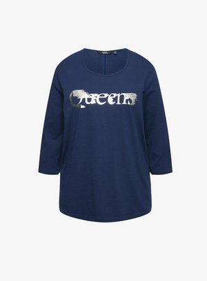 Dunkelblaue Baumwoll-T-Shirt mit Dreiviertelärmeln, das ein metallisches silbernes "Queens"-Grafikmotiv auf der Vorderseite zeigt. Runder Halsausschnitt, lockere Passform.