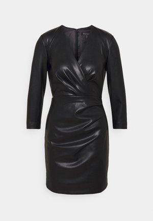 Zwarte knielange jurk van nepleer met lange mouwen, V-hals met omslagvoorpand en geplooide taille-details.
