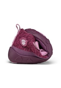 Baskets flexibles pour enfant de couleur violet avec tissu texturé, bride en velcro et étiquette logo, montrées pliées pour mettre en avant leur flexibilité.