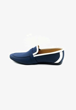 Mocassins bleu marine en cuir avec des accents blancs. Bout rond et texture lisse. Design à enfiler avec un style minimaliste.