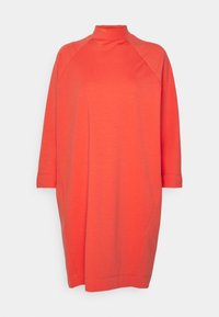 Korallenfarbenes Oversized-Kleid mit Mock-Neck und Dreiviertelärmeln, das eine glatte Textur und eine lockere Passform aufweist. Keine sichtbaren Muster oder Verzierungen.