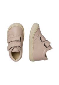 Růžové kožené boty s dvěma nastavitelnými suchými zipy, kulatou špičkou a gumovou podrážkou. Design má hladkou texturu a minimalistický styl.