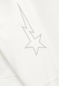 Felpa bianca con design di stelle ricamate in argento. Tessuto liscio con collo a giro e polsini a costine.
