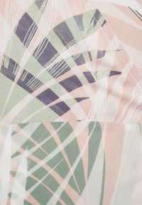 Vzorovaná látka se tvary v odstínech zelené, jemně růžové, námořnické modři a bílé. Obsahuje abstraktní linky a geometrické vzory.