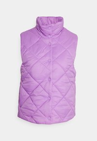 Gilet sans manches matelassé en violet clair, avec un col montant et des boutons-pression. Le design comprend un motif en losanges sur le tissu.