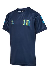 Maillot de sport bleu marine à manches courtes, numéro 12 en jaune et bleu sur la poitrine, logo Hummel sur le côté gauche de la poitrine et chevrons bleus sur les manches.