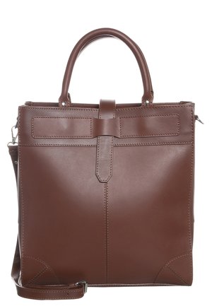 Brązowa torba typu tote ze skóry z górnymi uchwytami, detalem z paskiem z przodu oraz odpinanym paskiem na ramię, przedstawiona na białym tle.