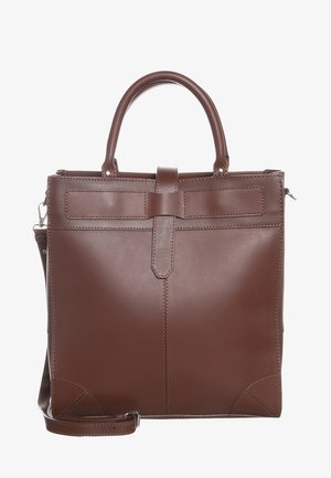 Bolso tote de cuero marrón con asas superiores, detalle de correa frontal y correa de hombro desmontable, mostrado sobre un fondo blanco.