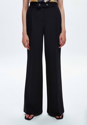 Pantaloni neri a gamba larga con vita alta, due bottoni anteriori e texture liscia, adatti per varie occasioni.