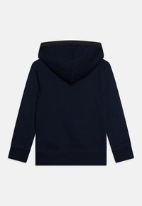 Felpa con cappuccio blu navy realizzata in tessuto morbido; presenta maniche lunghe, una tasca a marsupio frontale e polsini e orlo a coste.