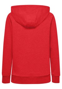 Sweat à capuche rouge en tissu doux, avec une poche kangourou et des poignets côtelés. Le design est simple, sans motifs supplémentaires.