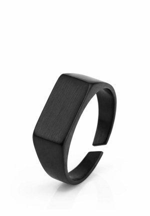 Matt schwarzer, offener Ring mit einer flachen, breiten rechteckigen Oberseite und einem glatten, gebogenen Ringband, dargestellt auf weißem Hintergrund.