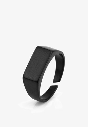 Bague noire mate ouverte avec un dessus rectangulaire plat et large et un anneau lisse et courbé, présentée sur fond blanc.