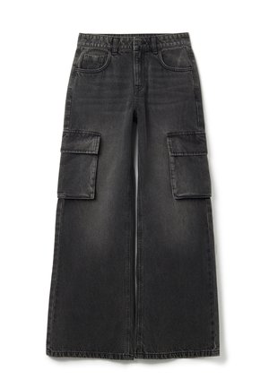 Jean cargo noir à jambes larges avec deux poches latérales et une texture en denim délavé. Il dispose d'une fermeture à bouton et de passants de ceinture à la taille.