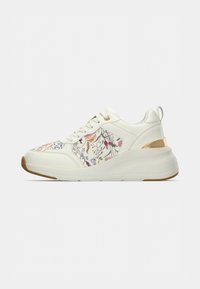 Baskets blanches avec motif floral sur les côtés, semelle marron clair, détail doré au talon et lacets blancs sur fond uni.