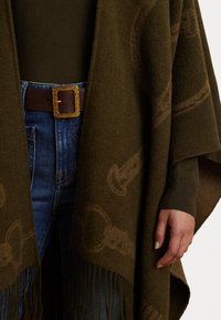 Lauren Ralph Lauren LOGO & BELTING OTIF JACQUARD RUANA - Plašt - botanic green