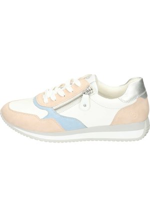 Baskets avec un uppers en cuir blanc, des accents en daim rose clair et bleu, un talon argenté, un laçage à l'avant et un détail de zipper sur le côté pour un accès facile.