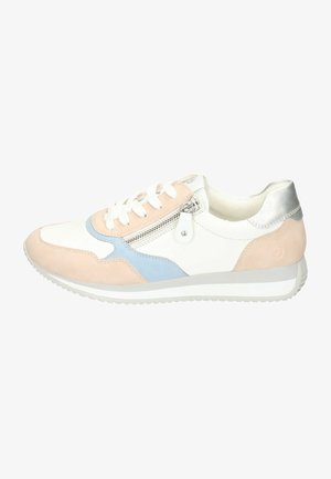 Baskets avec un uppers en cuir blanc, des accents en daim rose clair et bleu, un talon argenté, un laçage à l'avant et un détail de zipper sur le côté pour un accès facile.