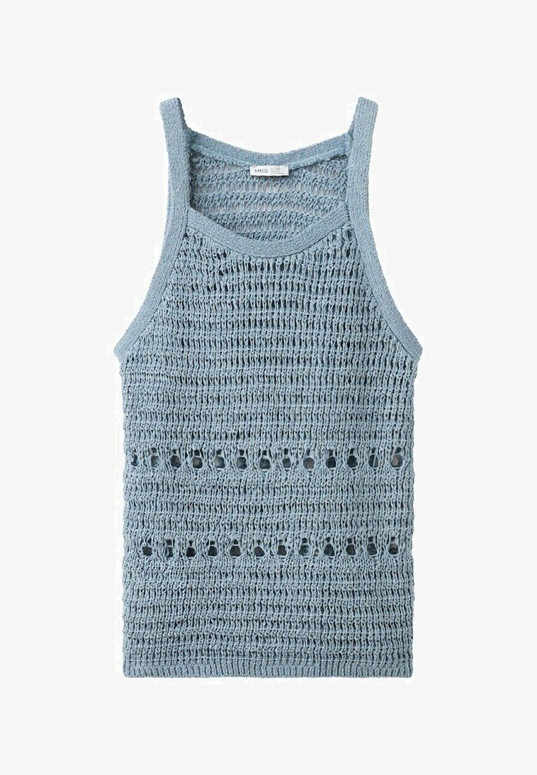 Jasnoniebieski dziergany bezrękawnik z otwartym splotem i poziomymi ozdobnymi otworami na przodzie.
