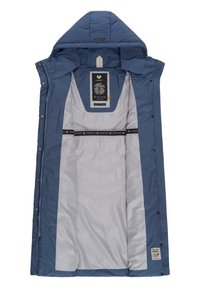 Modra izolirana jakna s kapuco, z notranjo oblogo v srebrni barvi, plastičnimi gumbi in oznako logotipa znotraj. Gladka tekstura tkanine.