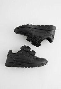 Sneakers neri con finitura in pelle liscia, dotati di due cinturini con chiusura a strappo, punta rotonda e suola testurizzata per migliorare la trazione.