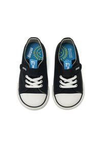Zapatos de lona negros con suelas de goma blancas, con cordones y tiras de Velcro, que cuentan con plantillas azules con un gráfico de sol.