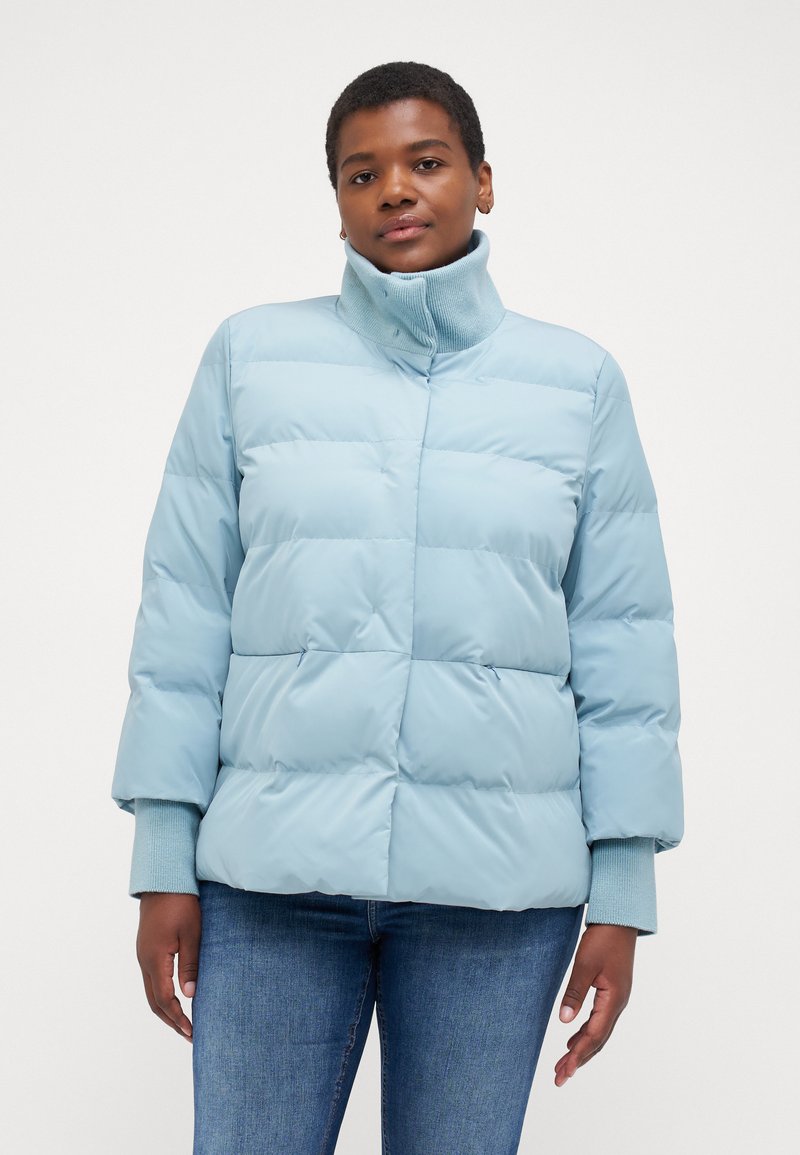 Chaqueta acolchada de color azul claro con un alto cuello, diseño acolchado, puños acanalados y un corte relajado. Material suave y brillante con costuras horizontales.