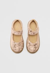 Pantofi Mary Jane de culoare roz pal, cu un model floral brodat cu mărgele, vârf rotund, curea ajustabilă și o talpă texturată de culoare bej.