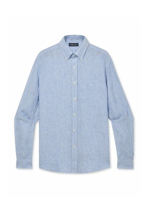 Světle modrá košile s dlouhými rukávy, knoflíky vpředu a tenkými bílými svislými pruhy, s límečkem na knoflíky, položena na bílém pozadí.