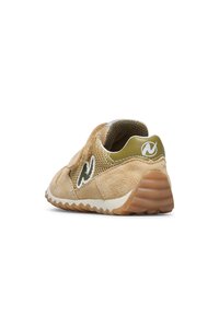 Baskets beige et vert olive avec des panneaux en daim et en mesh, logo blanc sur le côté, bande Velcro et semelle en caoutchouc texturée, vue arrière en angle.