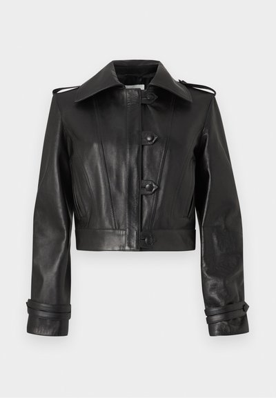 Μαύρο κοντό δερμάτινο μπουφάν με φαρδιά γιακά, κούμπωμα με κουμπιά, ιμάντες στους ώμους και ρυθμιζόμενες μανσέτες.