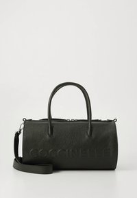 Schwarze Lederhandtasche mit strukturierter Oberfläche, runder Form, zwei Griffen und abnehmbarem Schulterriemen; verfügt über ein geprägt Markenlogo auf der Vorderseite.