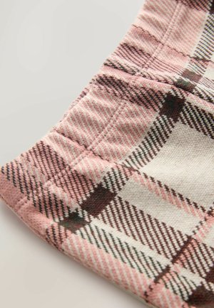 Różowo-biała tkanina w kratę z teksturowanym splotem, z brązowymi i zielonymi akcentami; róg złożony, aby pokazać wzór i detale szwów.