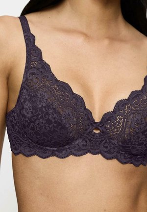 - Biustonosz z trójkątną miseczką