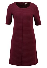 Bordeaux kortärmad klänning med ett strukturerat vertikalt randmönster, rund halsringning och en dragkedja bak i mitten.