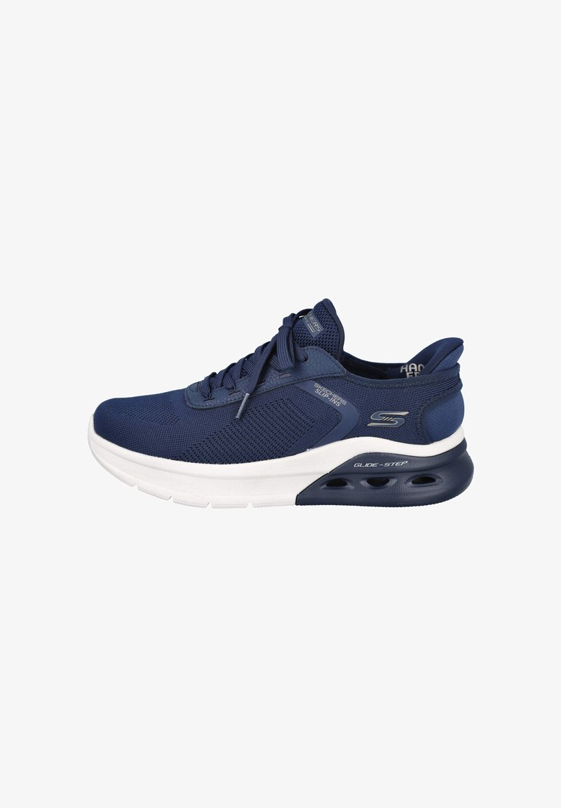 Zapatillas Skechers Glide-Step en azul marino con suela blanca, parte superior de malla, cordones y amortiguación visible en el talón.