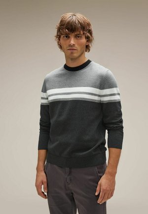 Donkergrijze crewneck trui van zacht materiaal, met horizontale witte strepen over de borst en geribde manchetten en zoom.