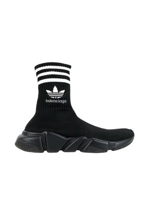 Czarny sneaker w stylu skarpetki z masywną podeszwą, prążkowanym mankietem wokół kostki z białymi paskami oraz białym napisem logo i wzorem liścia po boku.