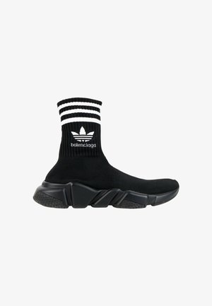 Baskets style chaussette noires avec une semelle épaisse, un bord-côtes à la cheville avec des rayures blanches et un texte de logo blanc ainsi qu’un motif feuille sur le côté.