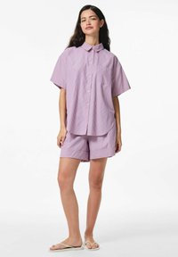 Gestreept paarse shirt met korte mouwen en een kraag, gecombineerd met bijpassende shorts. Lichtgewicht stof en knopen op de voorkant van het shirt.