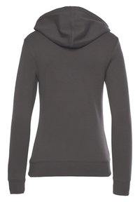 Donkergrijze hoodie met lange mouwen, ribbelboorden en een rechte zoom. Glad textuur, geen zichtbare patronen of hardware.