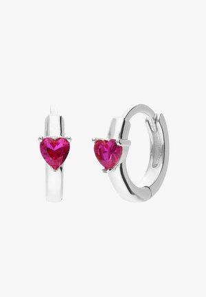 Zilveren oorringen met elk een kleine, felroze hartvormige edelsteen in een vierklauwzetting.
