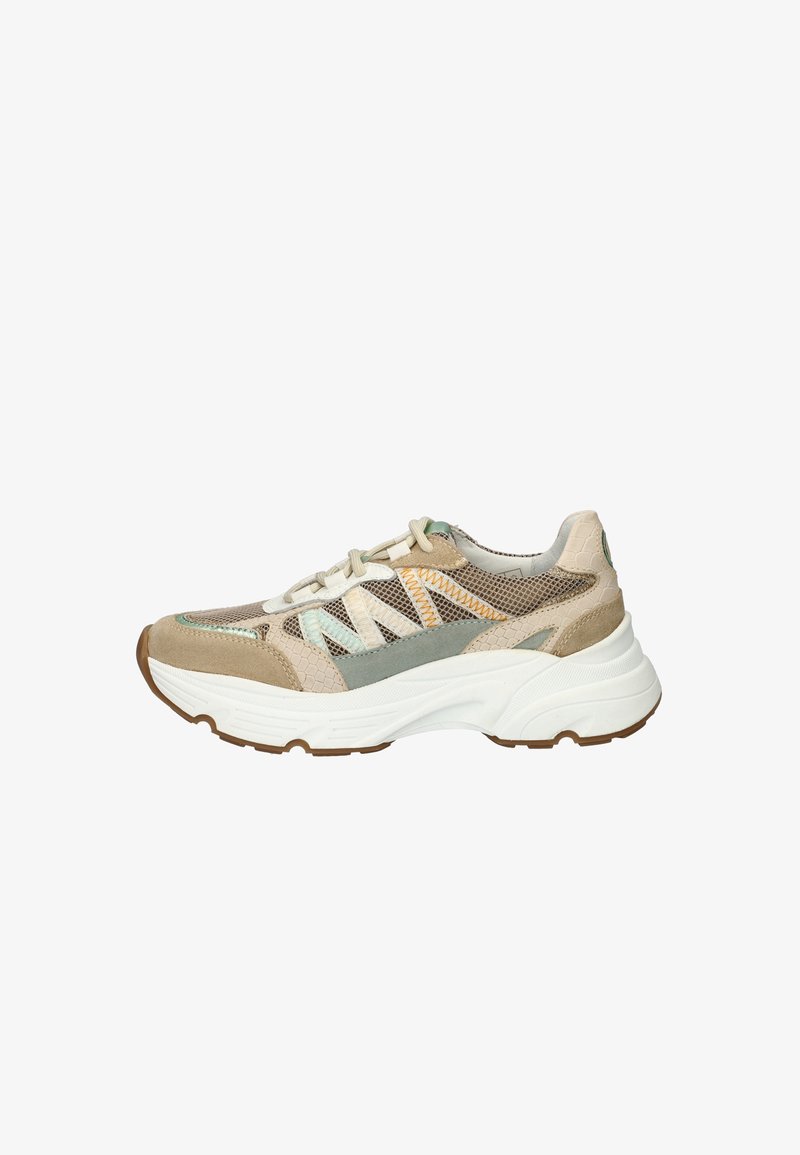Beige und graue Sneaker mit Mesh- und Wildleder-Overlays, kontrastierenden Nähten, dicke weiße Sohle und strukturiertem Fersenbereich.